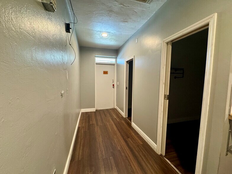 More Photos Of 704 NE 1st St, Micanopy Flex For Lease