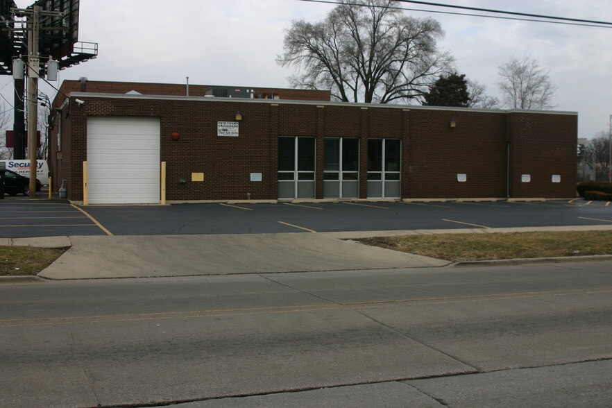 More Photos Of 1850 S 25th Ave, Broadview Flex For Sale