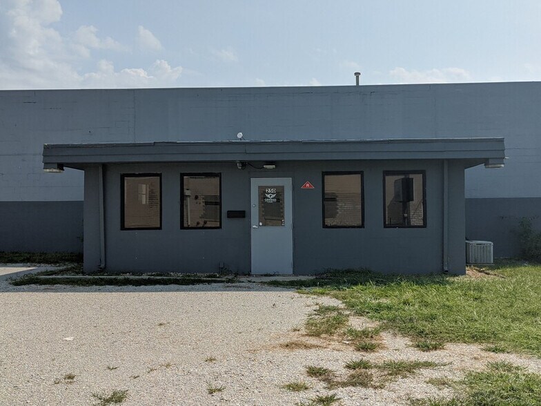 More Photos Of 250 S Kinzie Ave, Bradley Flex For Sale