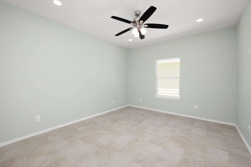 More Photos Of 222 Mahl St, Edinburg Apartments For Sale