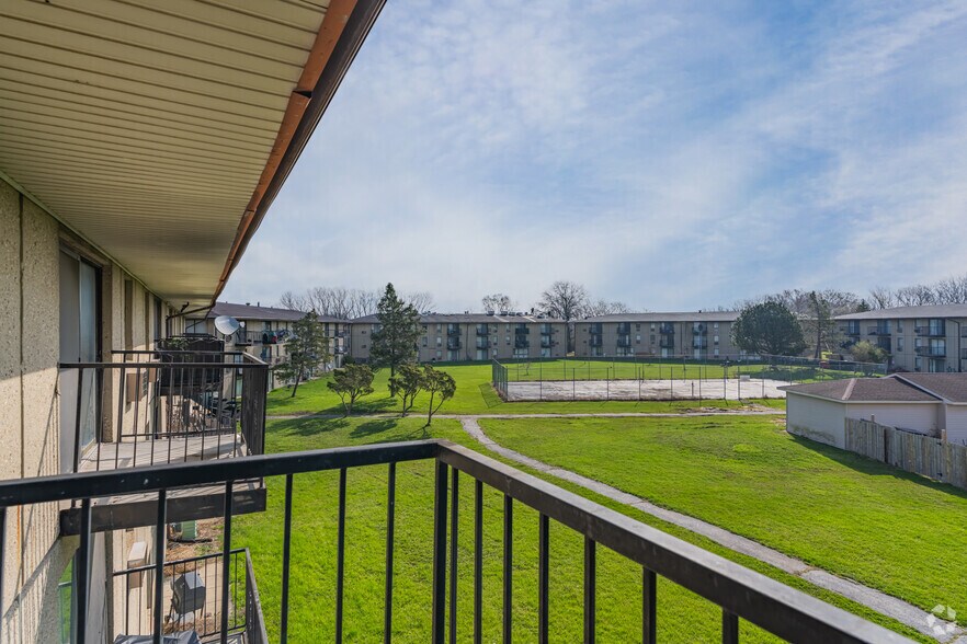 More Photos Of 2610 Marigold Dr, Sauk Village Apartments For Sale