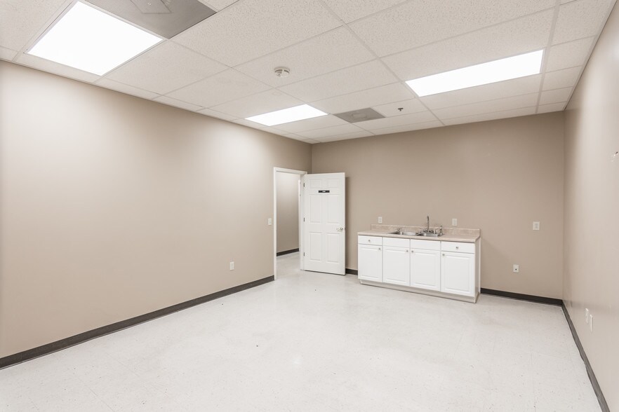 More Photos Of 179 Hancock St, Gallatin Storefront For Lease
