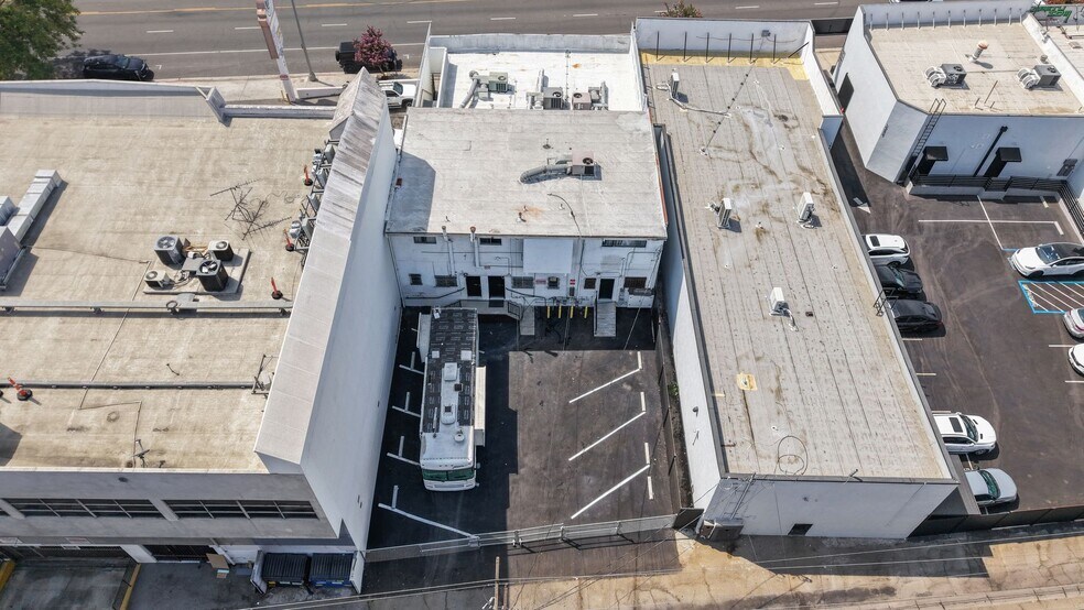More Photos Of 19621-19623 1/2 Ventura Blvd, Tarzana Storefront Retail Residential For Sale