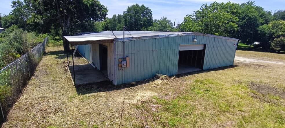 More Photos Of 610 New York St, Navasota Flex For Sale