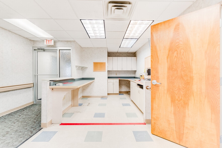 More Photos Of 860 NW Washington Blvd, Hamilton Medical For Sale