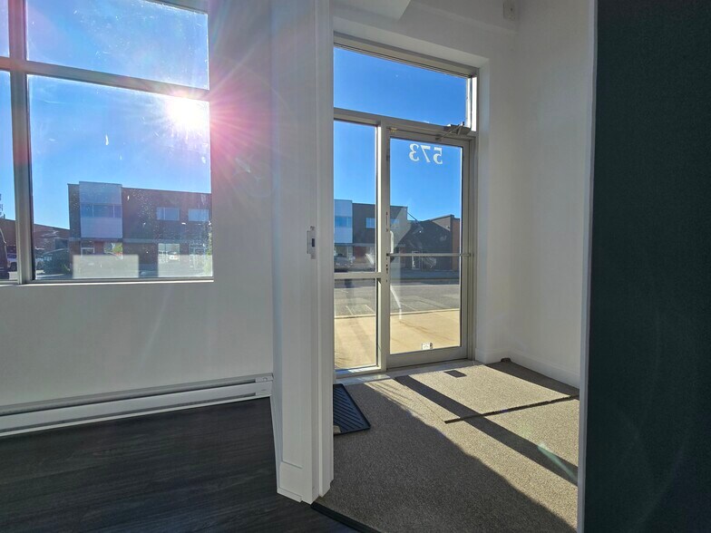 More Photos Of 557-577 Boul du Curé-Boivin, Boisbriand Warehouse For Sale