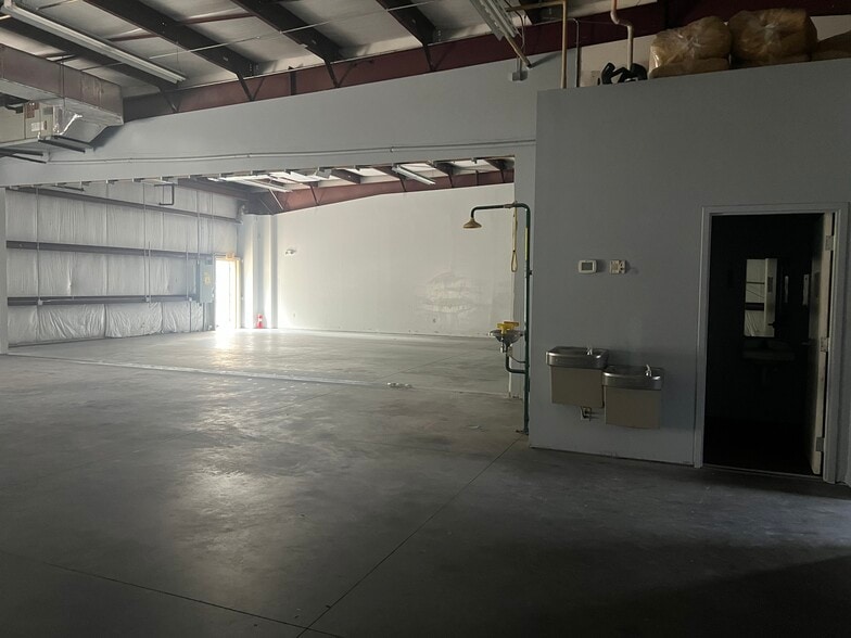 More Photos Of 2433 S 86th St, Tampa Warehouse For Lease