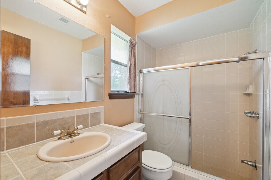 More Photos Of 1631 Gault Rd, Houston Flex For Sale