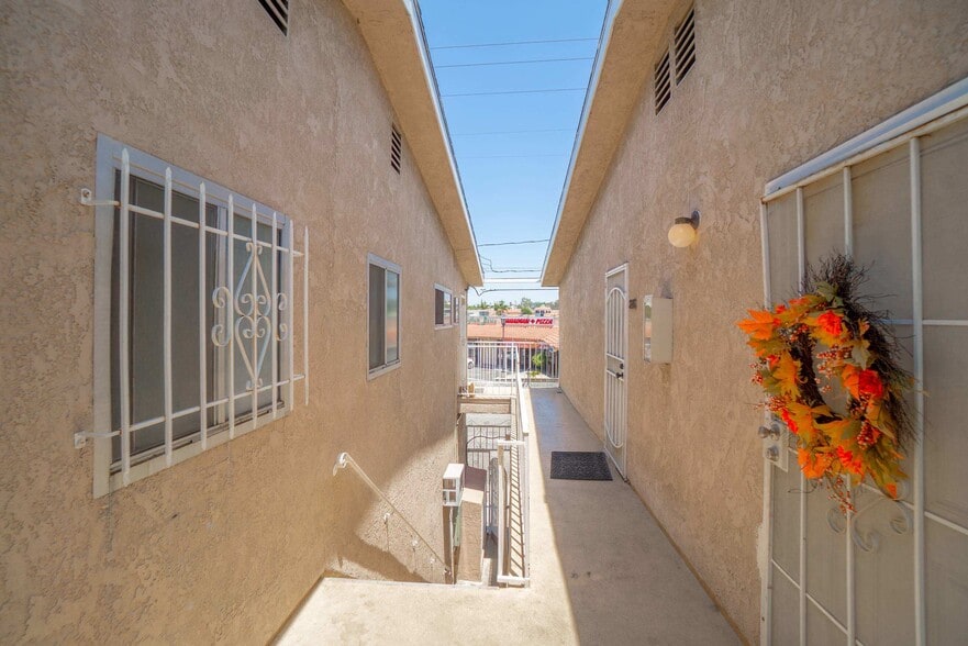 More Photos Of 1090 Redondo Ave, Long Beach Storefront Retail Residential For Sale