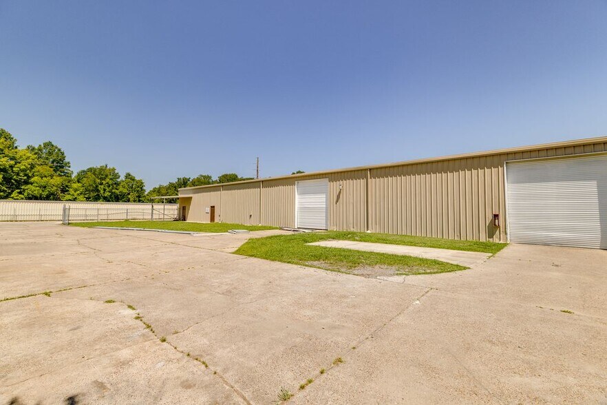 More Photos Of 1933 Winnsboro Rd, Monroe Distribution For Sale