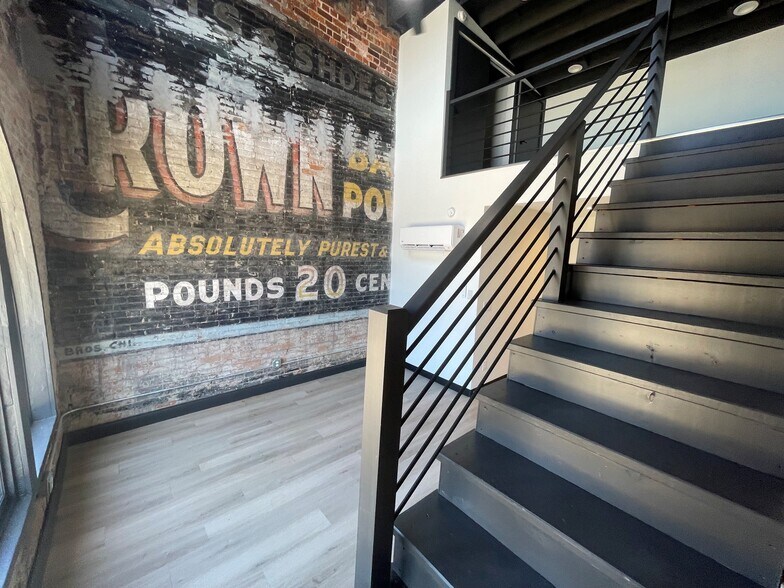 More Photos Of 231-237 S Wabash St, Wabash Storefront Retail Office For Sale