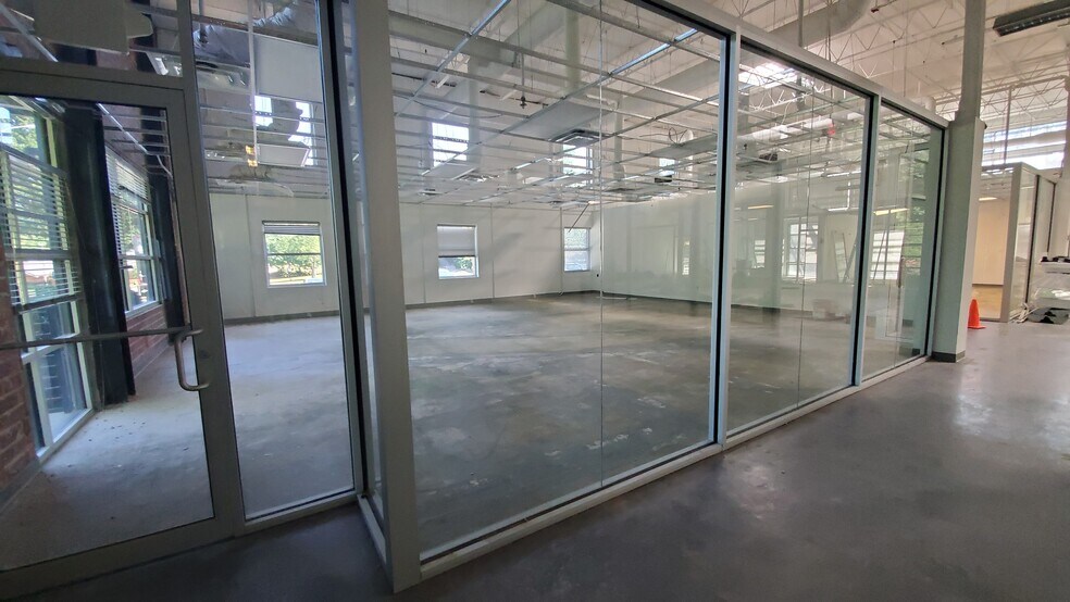 More Photos Of 1425 Ellsworth Industrial Dr, Atlanta Storefront Retail Office For Lease