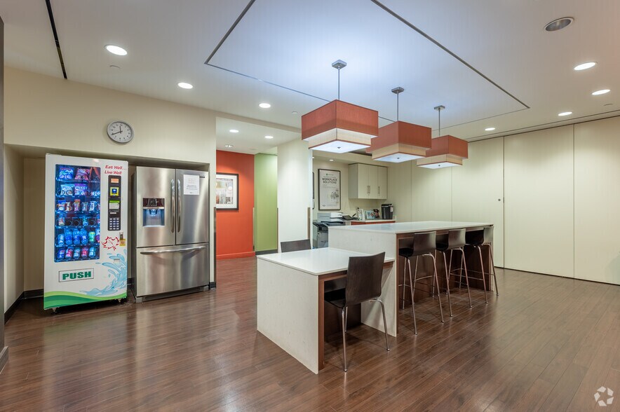 More Photos Of 100 King St W, Toronto Coworking Space