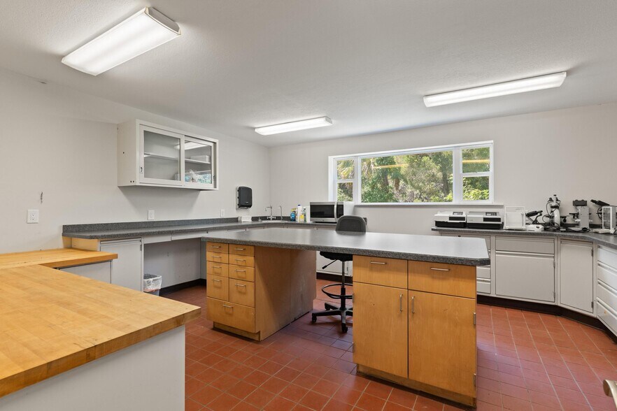 More Photos Of 6024 Cortez Blvd, Weeki Wachee General Retail For Sale