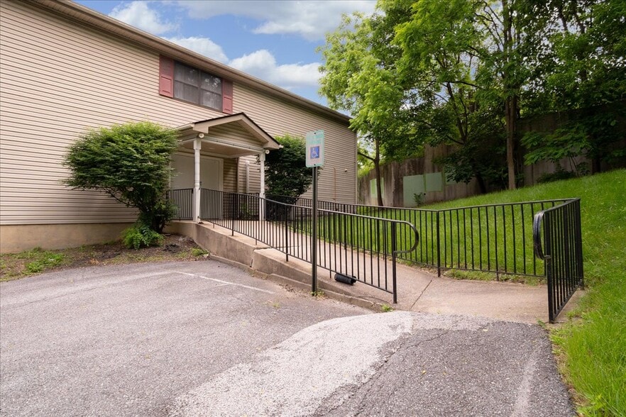 More Photos Of 104 W Ridgeville Blvd, Mount Airy Storefront Retail Office For Sale