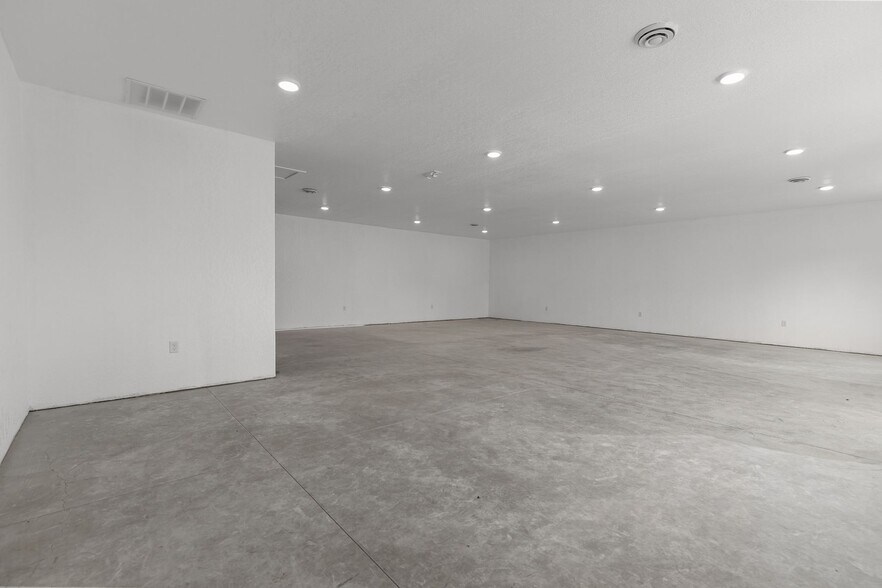 More Photos Of 1186 N Shawano St, New London General Retail For Lease