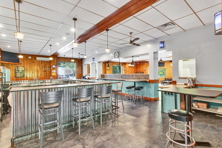 More Photos Of 715 Craigdell Rd, New Kensington Bar For Sale