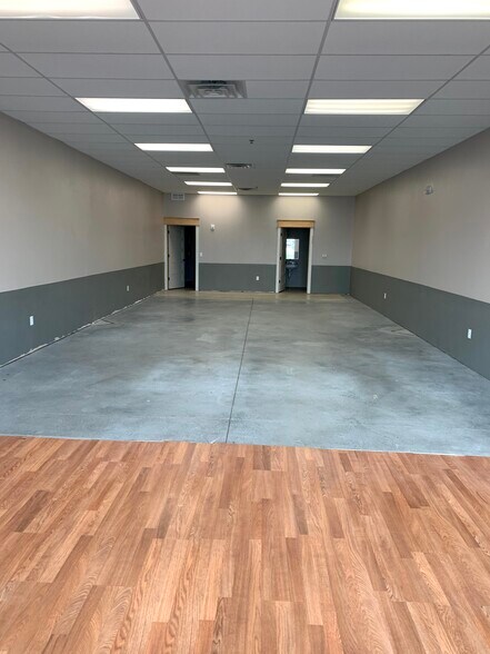 More Photos Of 1151 Oldham Pky, Lee's Summit General Retail For Sale