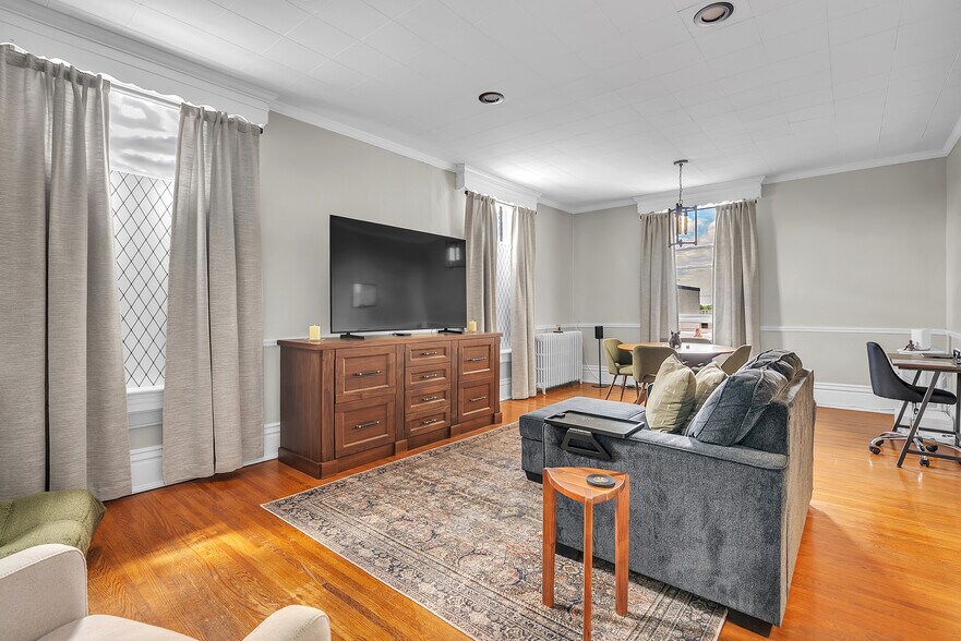 More Photos Of 105 1/2 S Court St, Crown Point General Retail For Sale
