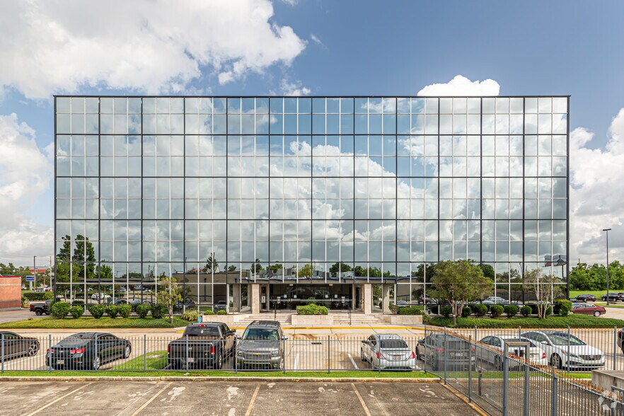 More Photos Of 2439 manhattan Blvd, Harvey Office For Lease