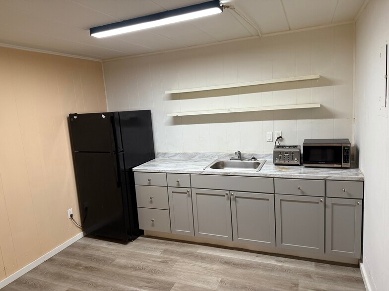 More Photos Of 111 W 12 Mile Rd, Royal Oak Hotel For Sale