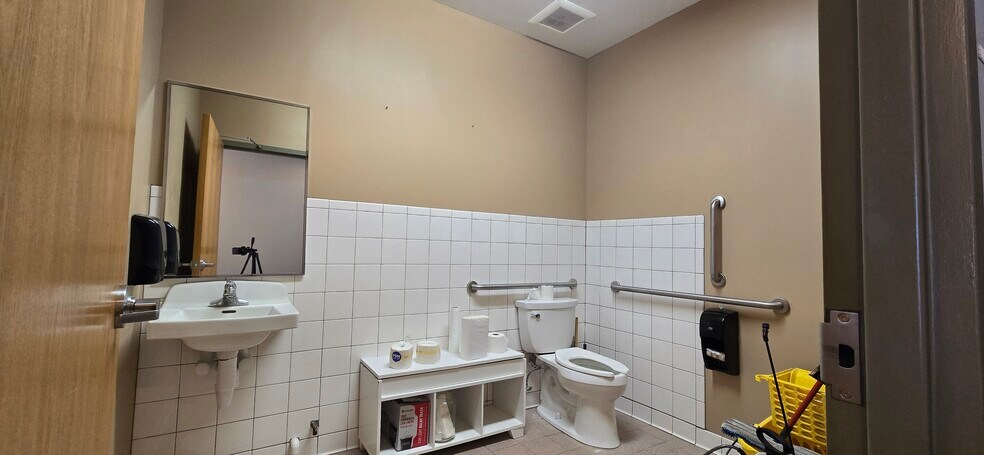 More Photos Of 700 Norway Dr, Annandale Freestanding For Lease