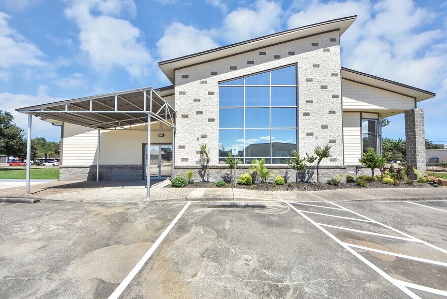More Photos Of 1563 Live Oak St, Webster Office For Sale