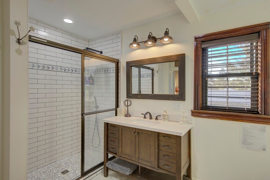More Photos Of 405 W Avenue E, Alpine Specialty For Sale