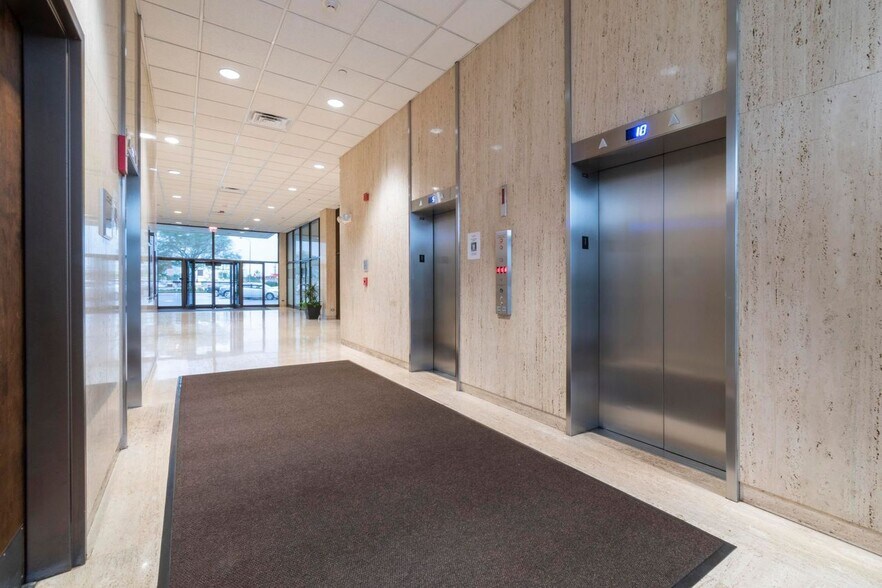 More Photos Of 800 E Northwest Hwy, Palatine Office For Lease