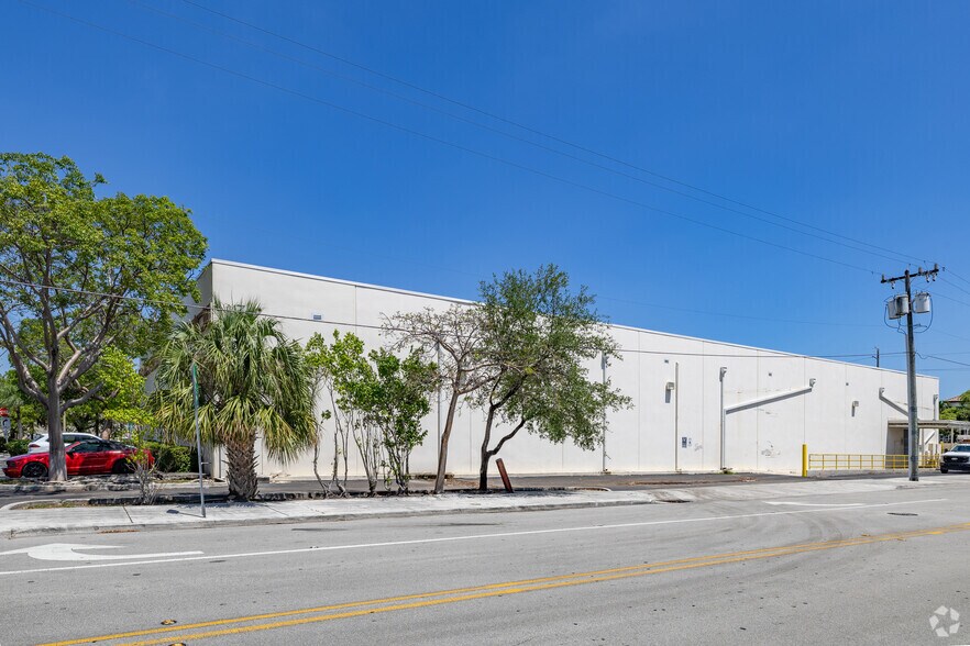 More Photos Of 3600 Le Jeune Rd, Miami Freestanding For Lease