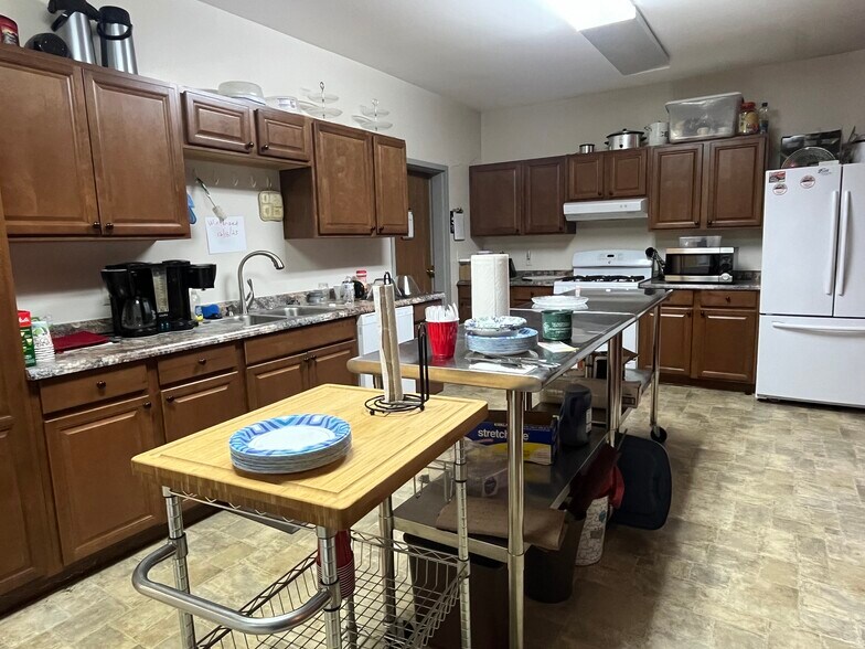 More Photos Of 1270 W Commerce St, Milford Religious Facility For Lease