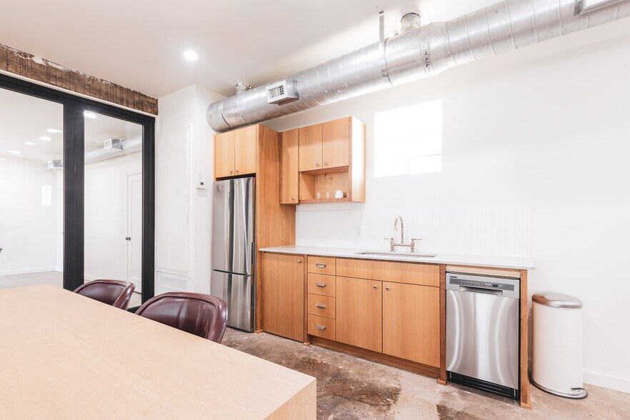 More Photos Of 1537 Singleton Blvd, Dallas Office For Lease