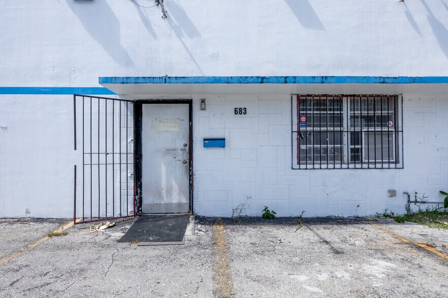 More Photos Of 683 W 26th St, Hialeah Service For Sale