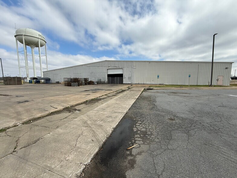 More Photos Of 801 S Main St, Dumas Manufacturing For Sale