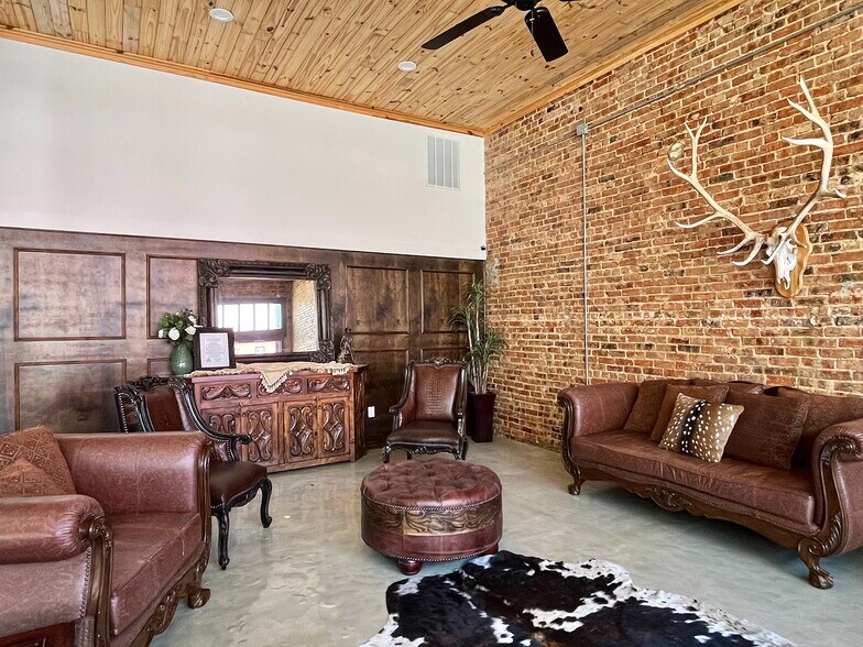 More Photos Of 112 W Wise St, Bowie Office For Sale