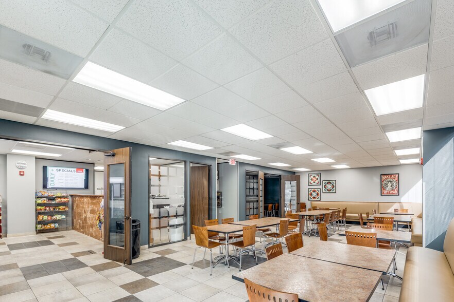 More Photos Of 720 N Post Oak Rd, Houston Office For Lease