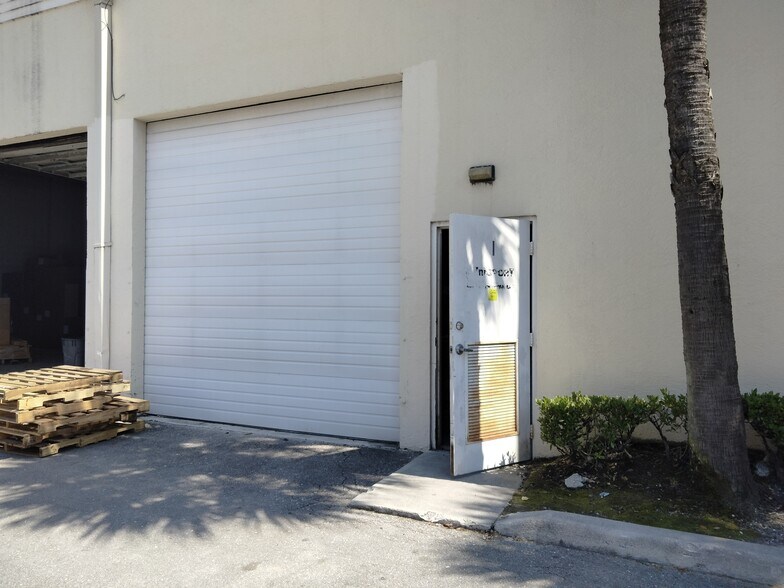 More Photos Of 352 Tall Pines Rd, West Palm Beach Warehouse For Lease