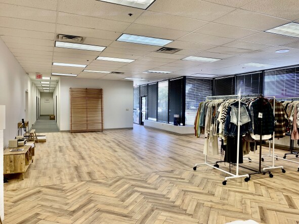 More Photos Of 8617 Ambassador Row, Dallas Showroom For Lease