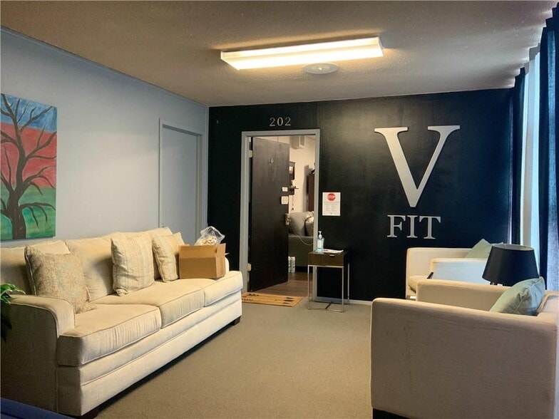 More Photos Of 2001 S Staples St, Corpus Christi Office For Sale