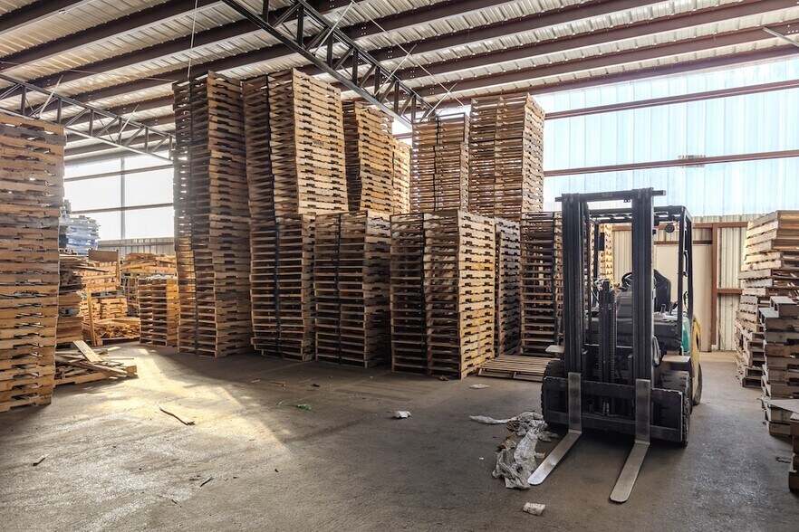 More Photos Of 1200 Bissell St, Venice Warehouse For Sale