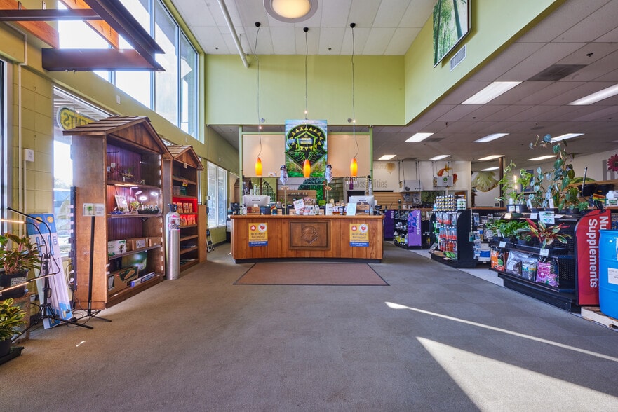 More Photos Of 990 Garfield St, Eugene Showroom For Lease
