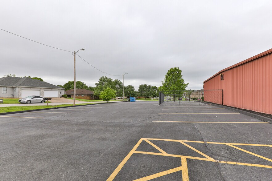 More Photos Of 500 W Daniels St, Ozark Office For Sale