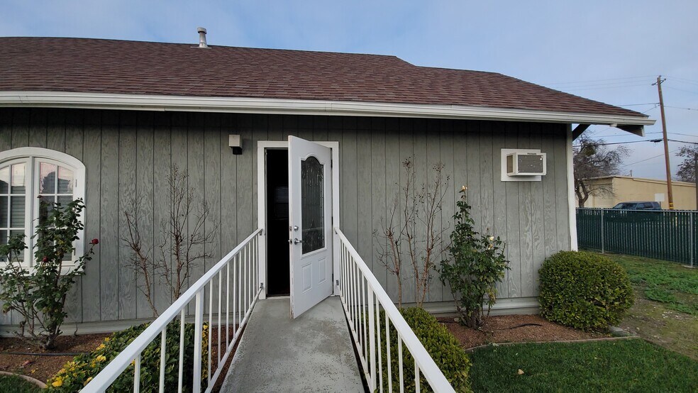 More Photos Of 1806 Solano St, Corning General Retail For Sale