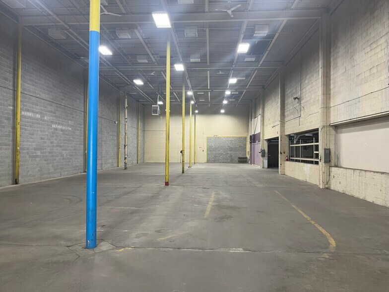 More Photos Of 190 E Maple Rd, Troy Warehouse For Lease