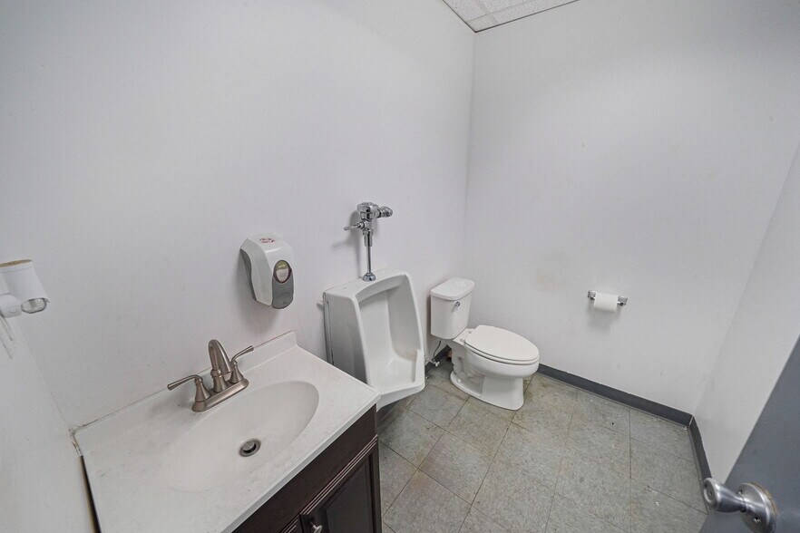 More Photos Of 1601 Arctic Avenue, Bohemia, NY 11716, Bohemia Warehouse For Lease