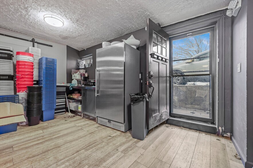 More Photos Of 6 N Water St, Greenwich Freestanding For Sale