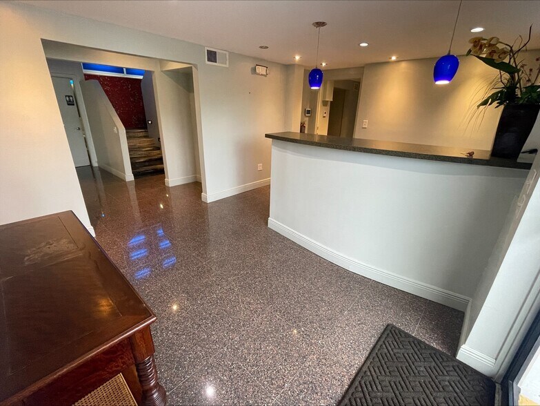 More Photos Of 1025 S Dixie Hwy, Delray Beach Light Manufacturing For Lease