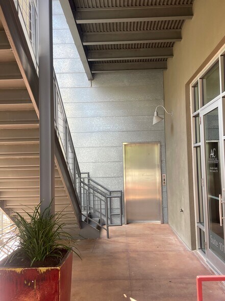 More Photos Of 242 W Sunset Rd, San Antonio Office For Sale