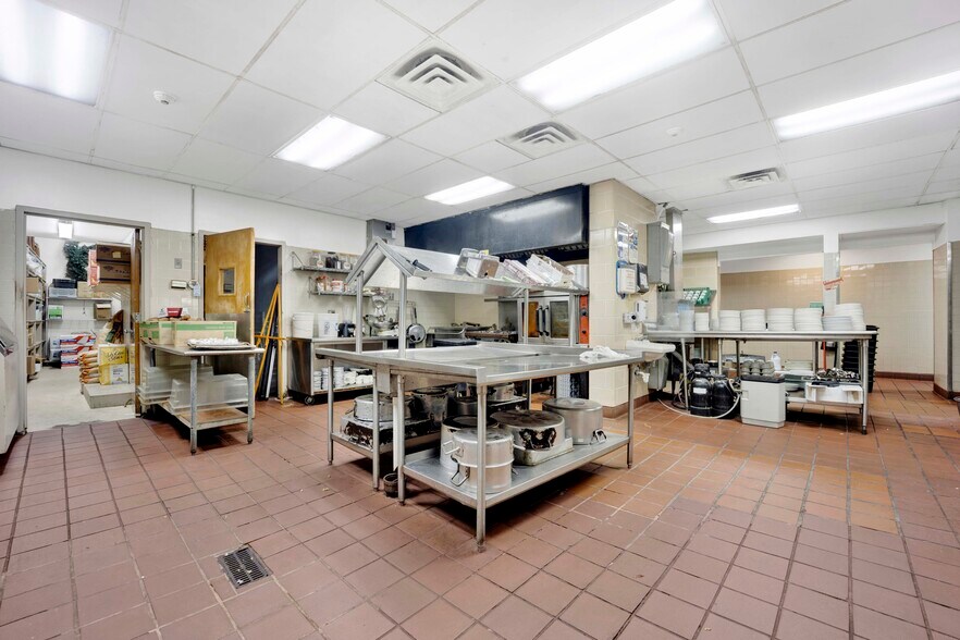 More Photos Of 890 E US Highway 45, Mundelein Freestanding For Sale