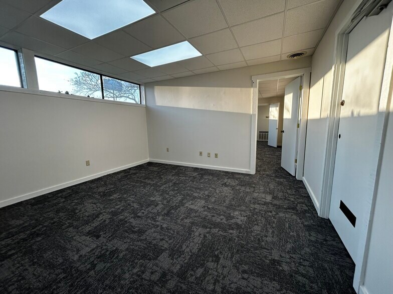 More Photos Of 6820 Roosevelt Ave, Middletown Medical For Lease